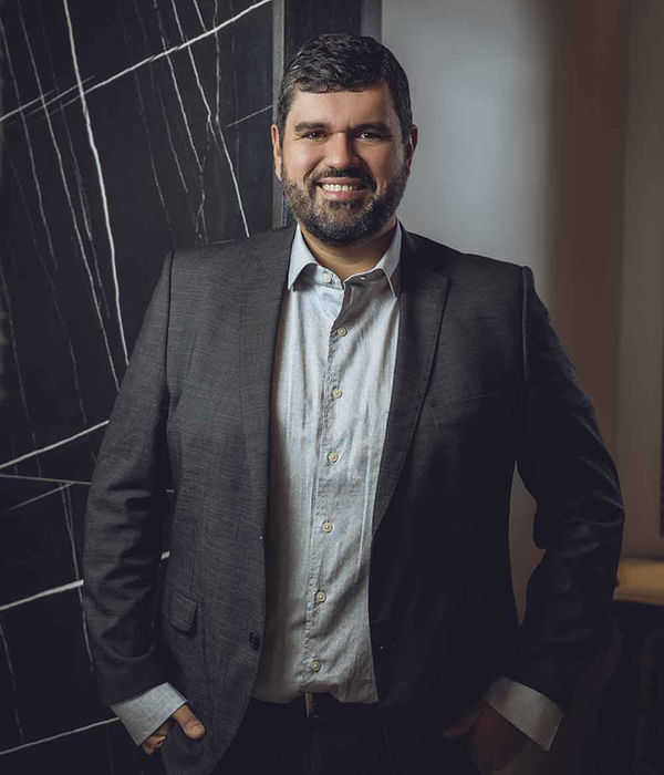 Dr. Gustavo Martins